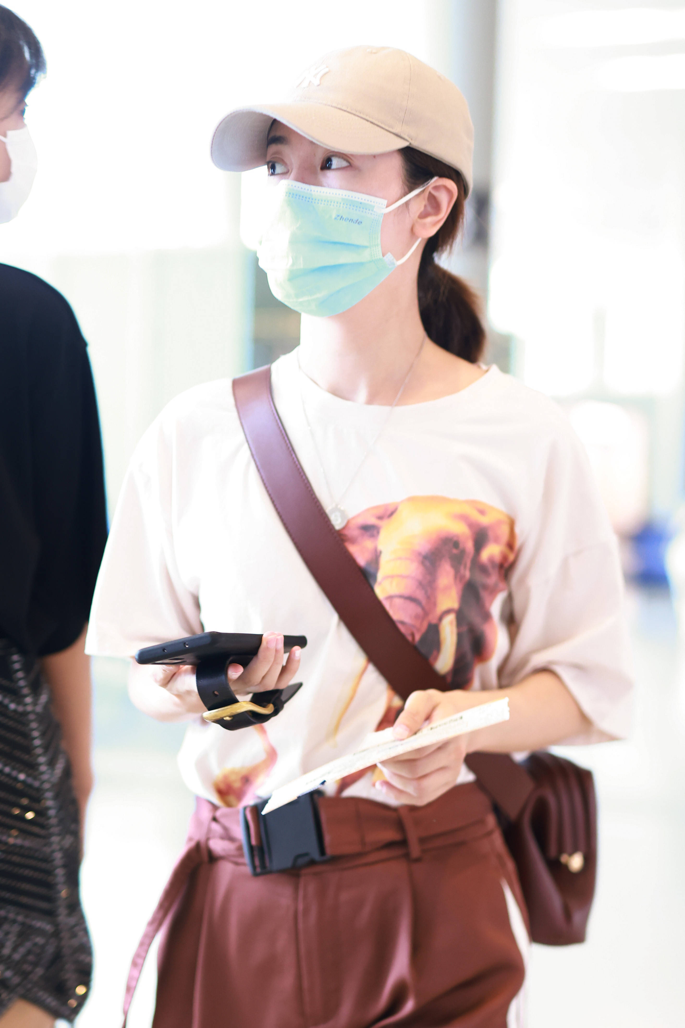 李晟辟谣与李佳航离婚后首现身眼神平静懒理风波