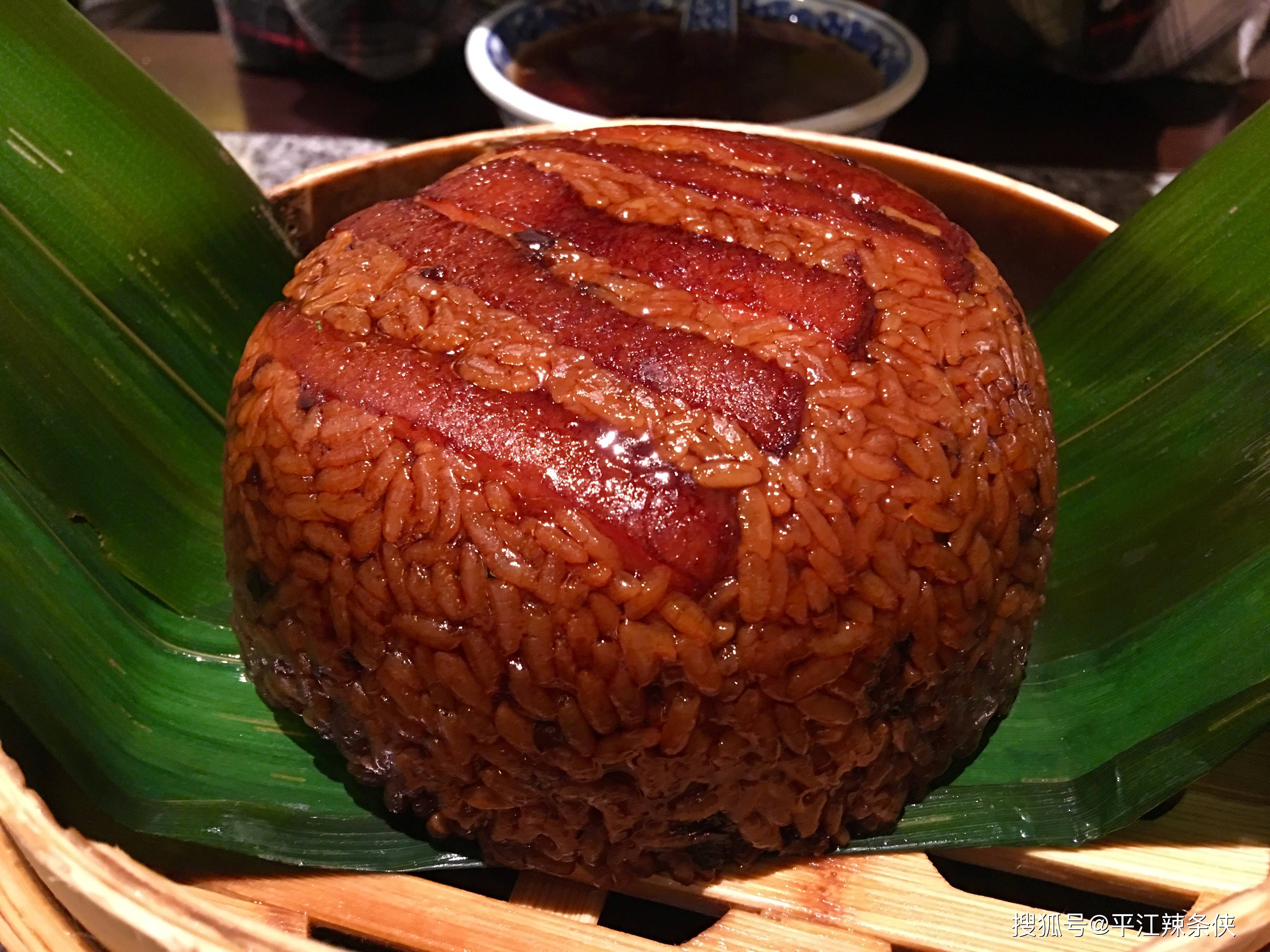 我和同事两人,点了两碗甜品,一份江米扣肉,一份盐水鸭,一碟凉拌马兰头