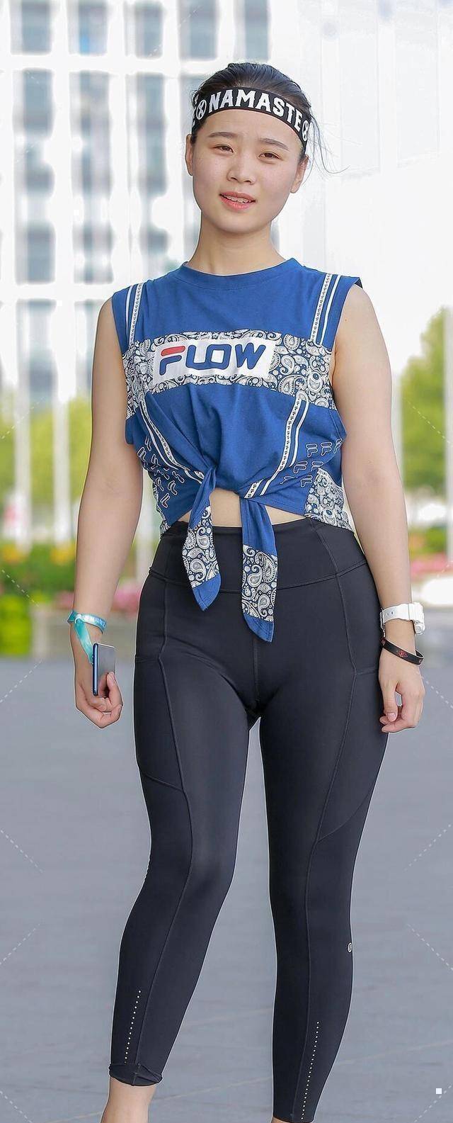 原创丰腴有肉的瑜伽裤美女拉长身材比例都很方便