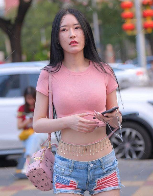 葫芦身材的瑜伽裤美女增加造型层次感霸气十足