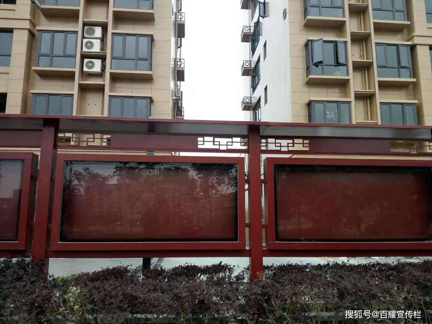 镀锌板宣传栏安装实景