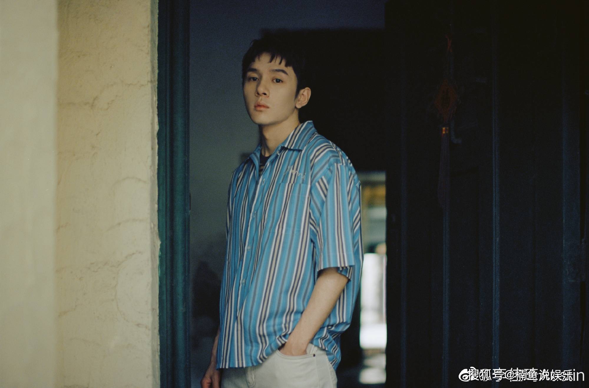 原创李佳琦夏日胶片写真来袭蓝色条纹衬衫少年感满满太有气质了