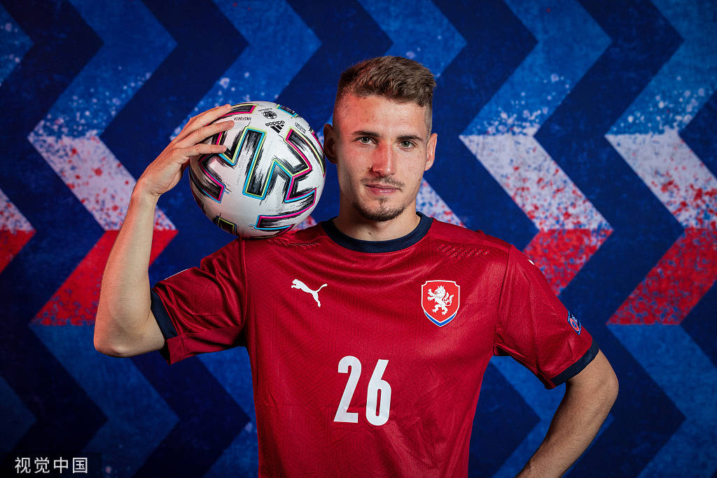 高清图:捷克拍摄官方写真照 绍切克尽显男子气概