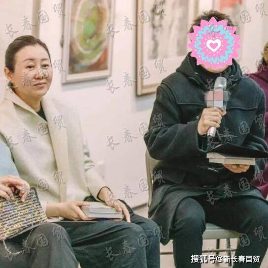 孙楠52岁妻子罕见素颜露面,身材发福衣着朴素