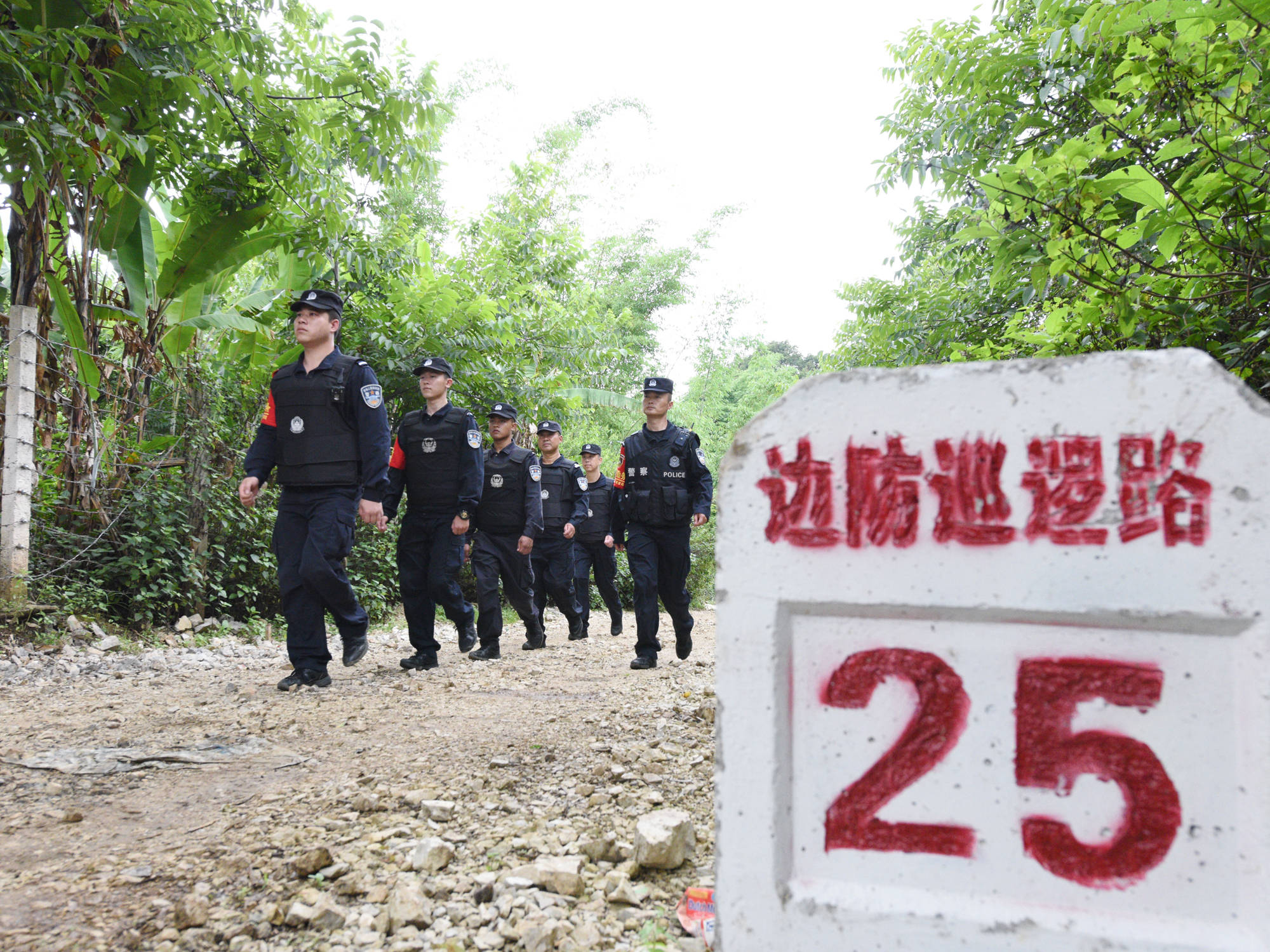 芒卡边境派出所开展"走边关,担使命,筑忠诚"边境巡逻踏查主题党日活动
