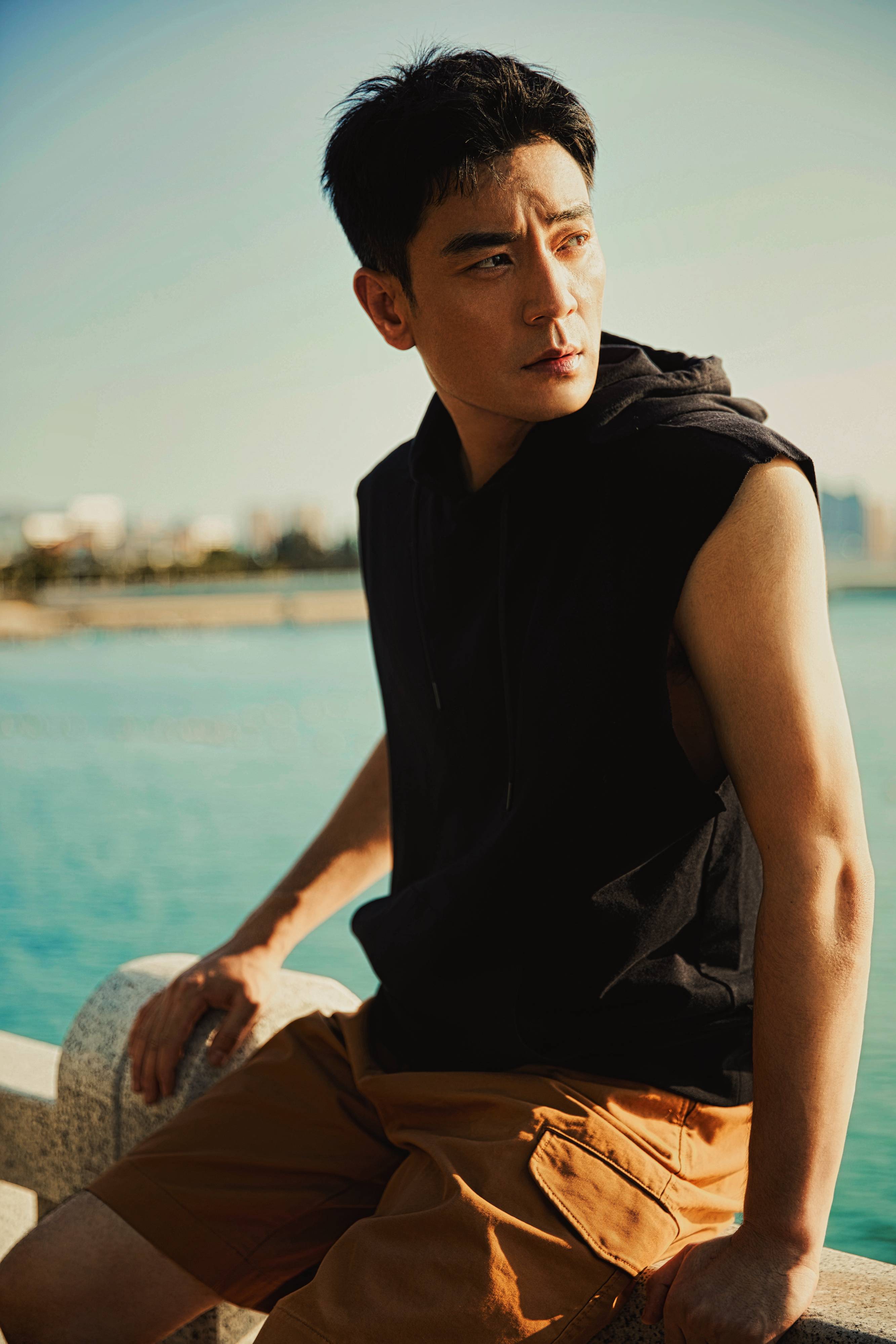 李光洁夏日清凉大片释出 硬朗线条凸显好身材