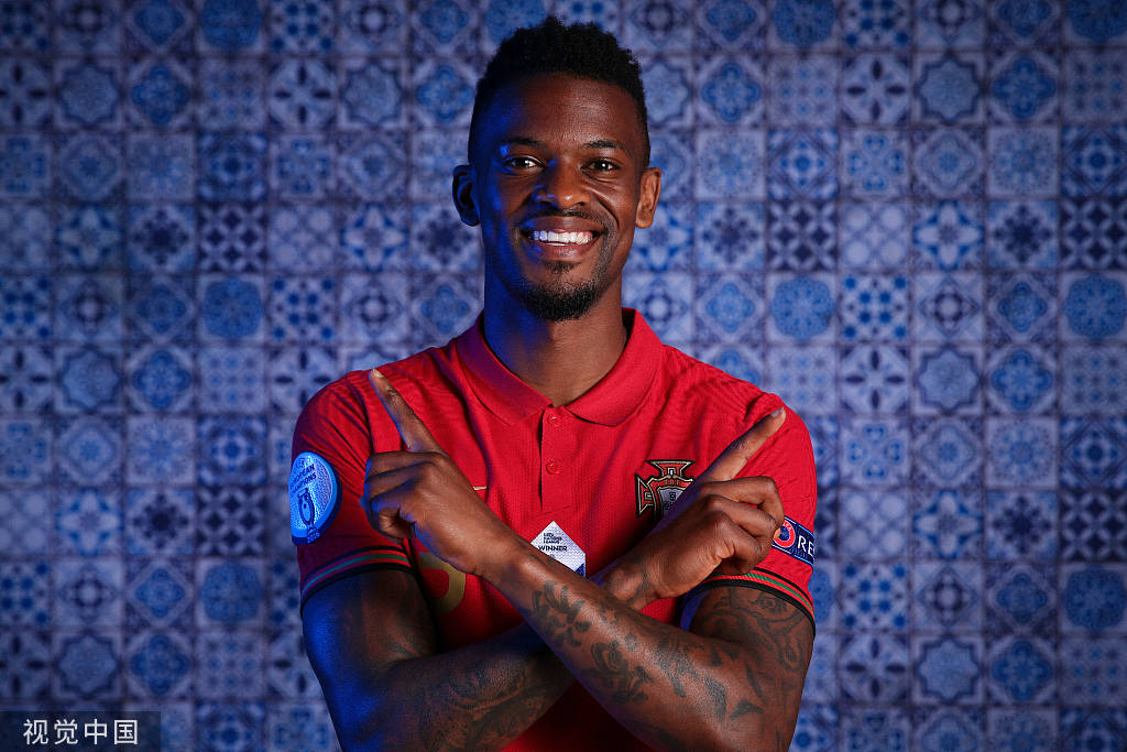 高清图葡萄牙官方写真发布c罗振臂高呼精力充沛