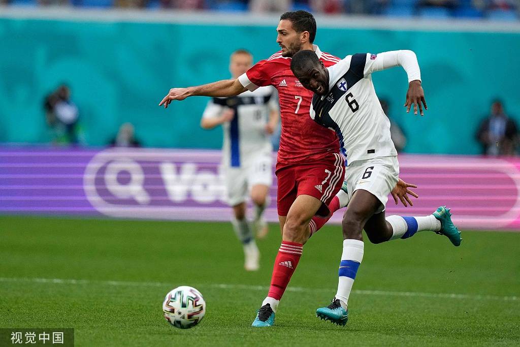 高清图:芬兰vs俄罗斯 米兰丘克破门霸气庆祝