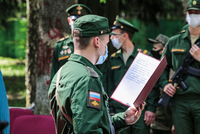 俄罗斯新兵入伍宣誓仪式在坦克部队的shavlinsky机动步兵团举行