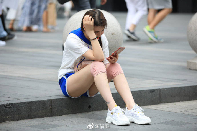 今天不看nba黑帅哥看我们的小美女运动鞋护膝是亮点