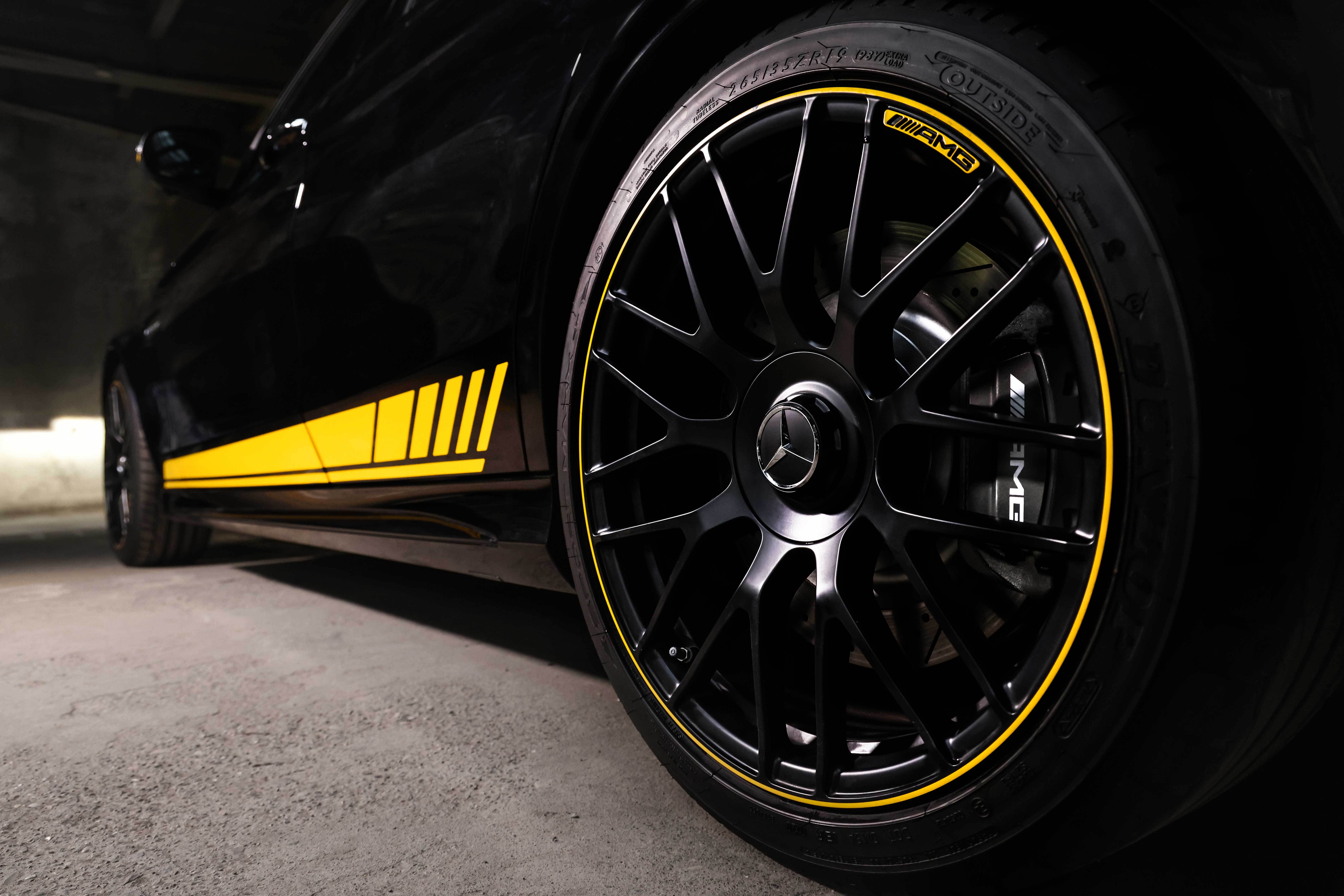 amg c 63暗夜特别版拥有炫酷的曜岩黑色车身,引擎盖,车侧,外后视镜及