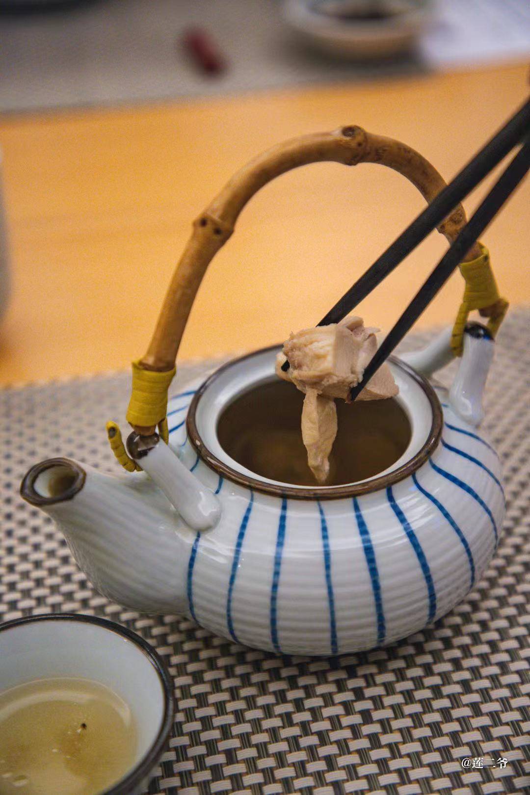 松茸海鲜茶壶汤:容器有特色,用的今年首批次松茸,精致而滋味十足.