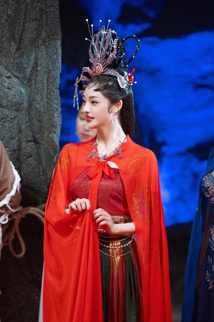 周洁琼蜘蛛精造型曝光身穿红色古装还原度超高