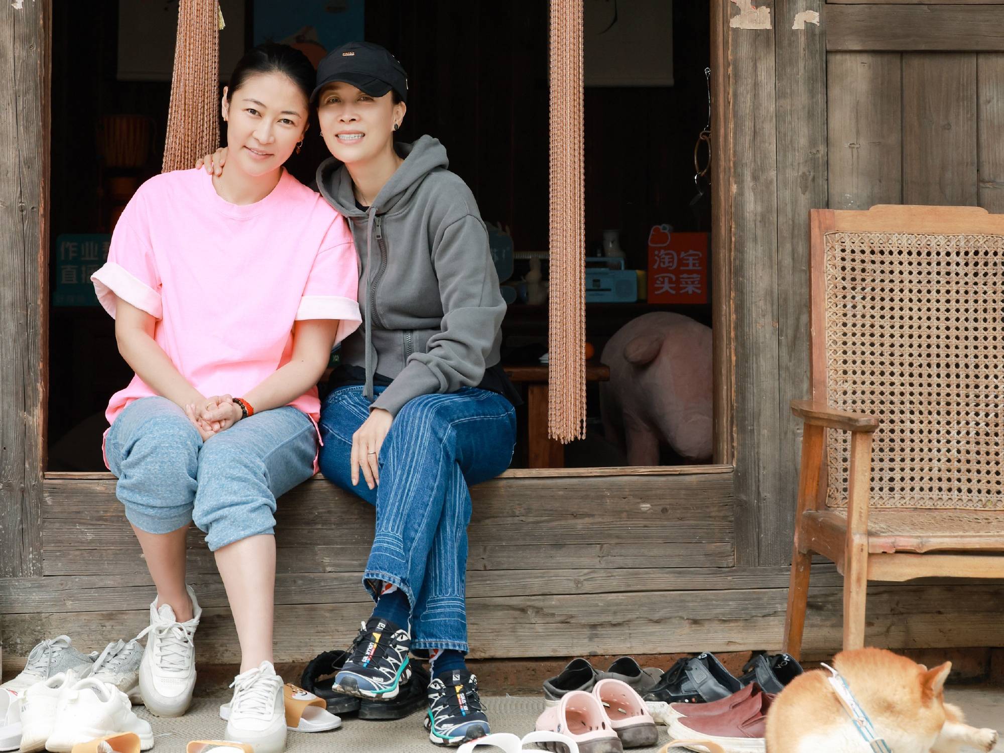 那英和梁静做客蘑菇屋,她们的表现才是对待综艺节目该有的态度