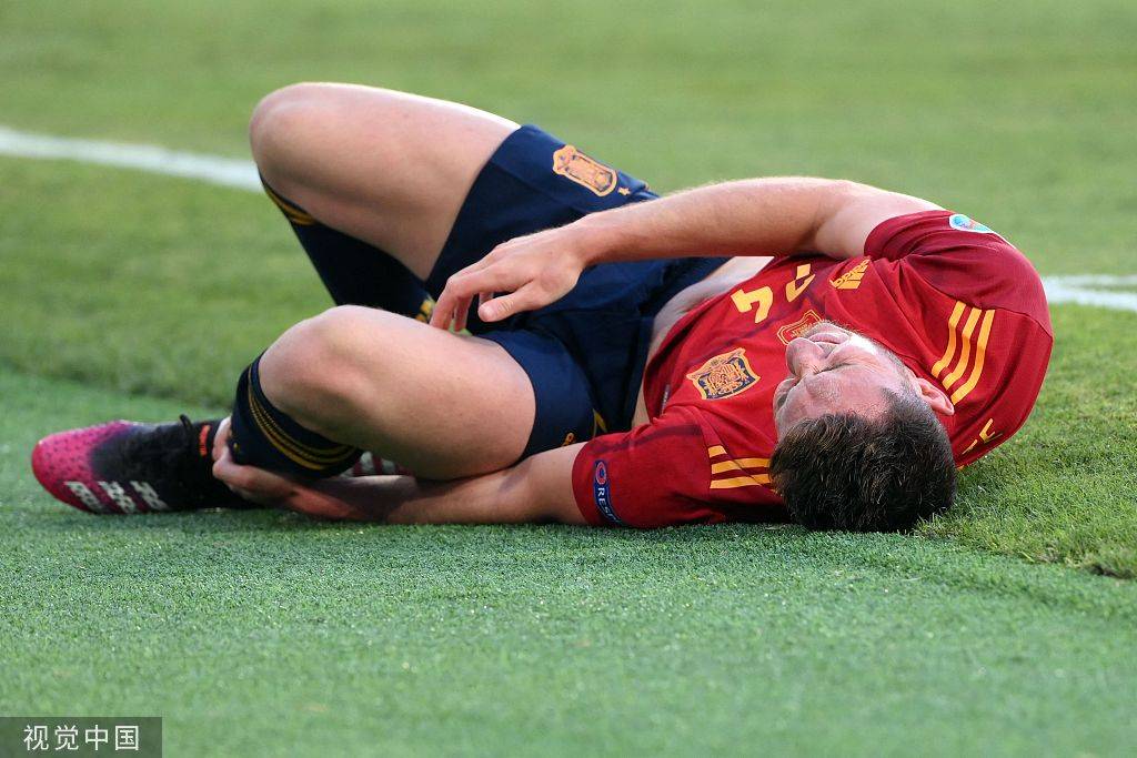 高清图:西班牙迎战波兰 莱万遭遇严防痛苦倒地