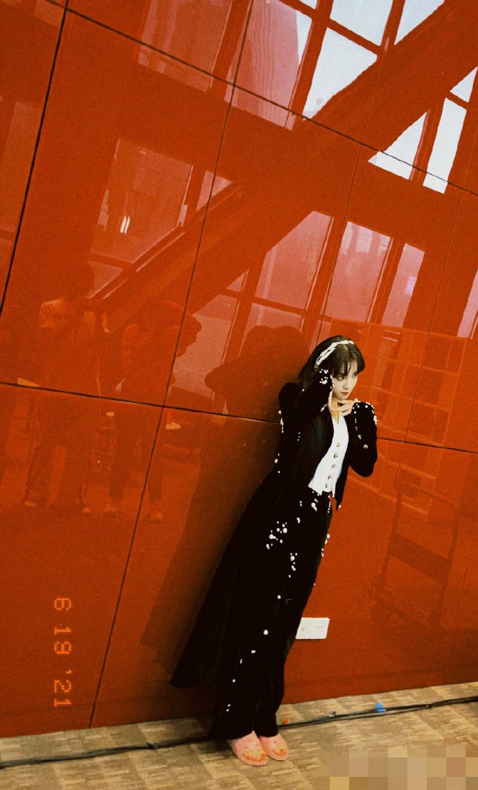 宋雨琦晒虚焦美照 穿黑色西装配粉拖鞋个性十足