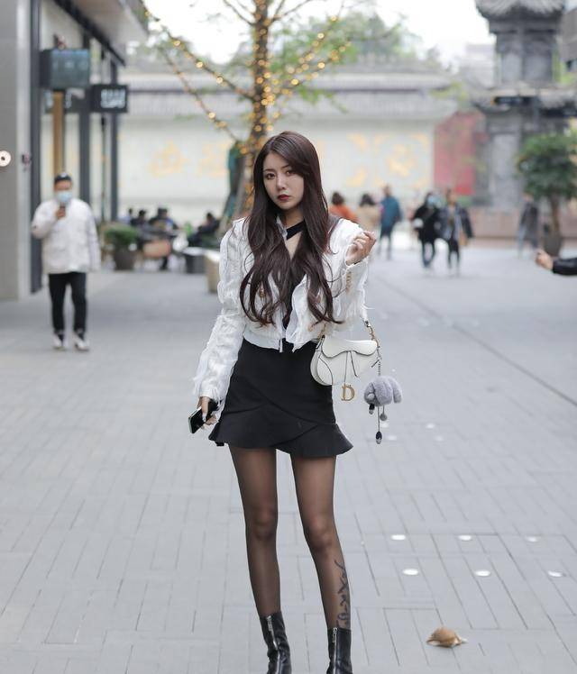 各位精神小姐姐们春暖花开的季节是时候带着包包臭美起来了