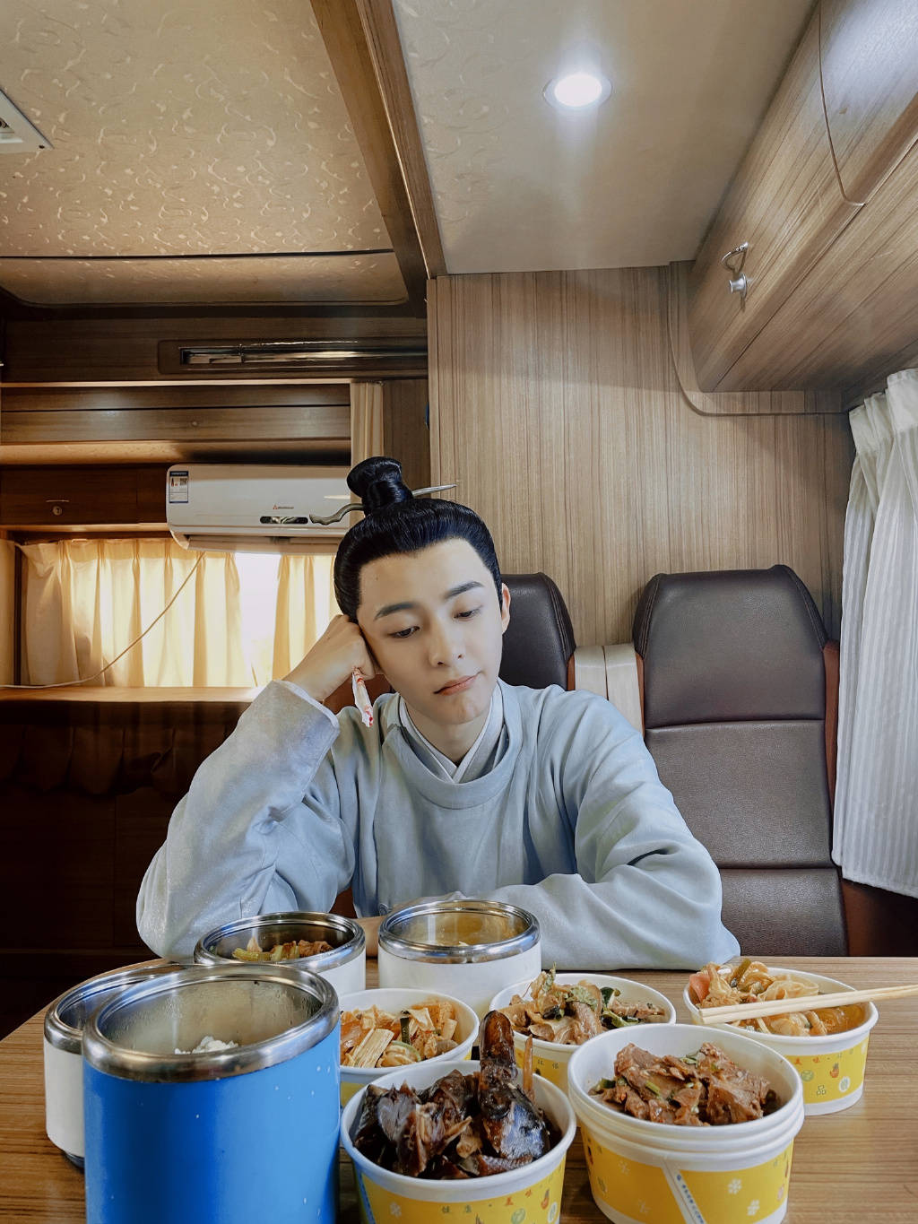 私下的管栎却是个乐于与粉丝分享和互动的男孩,也不断记录自己在剧组