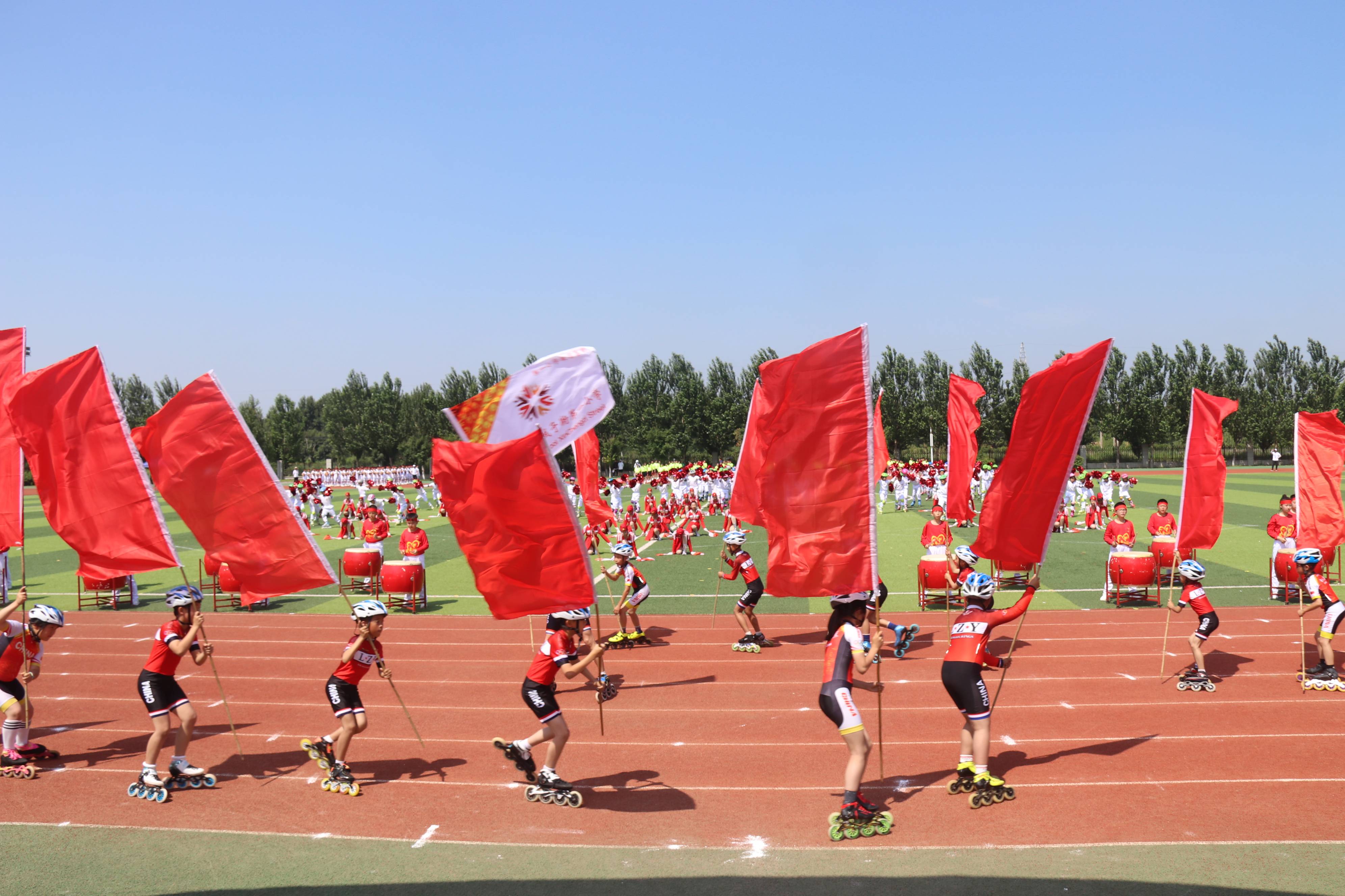 新城子街第一小学156名轮滑少年九运会开幕式展风采