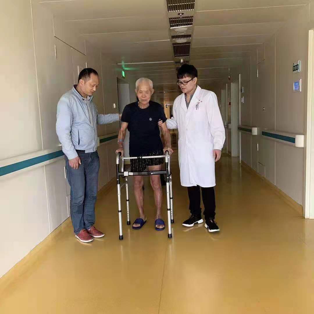 常德名医榜行走着的黑玉断续膏常德二医骨科副主任医师曾凡瑞侧记