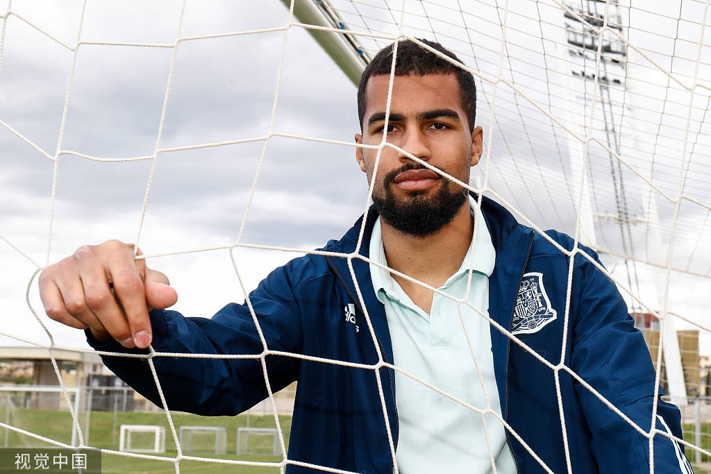 举行的欧洲足球锦标赛上接受了媒体的采访,并在采访后摆姿势拍照