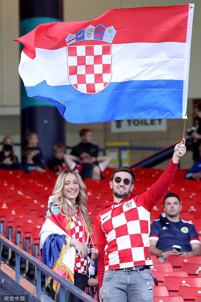 高清图:苏格兰vs克罗地亚 方格裙男球迷遍布看台