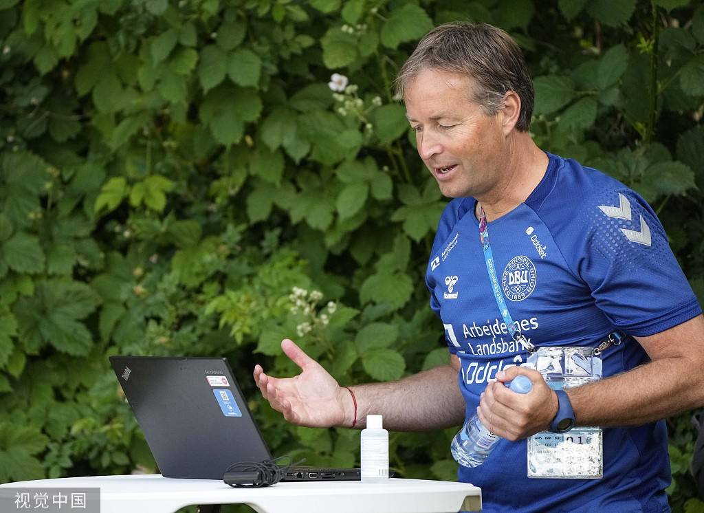 高清图:丹麦备战 主帅尤尔曼德同球员接受采访