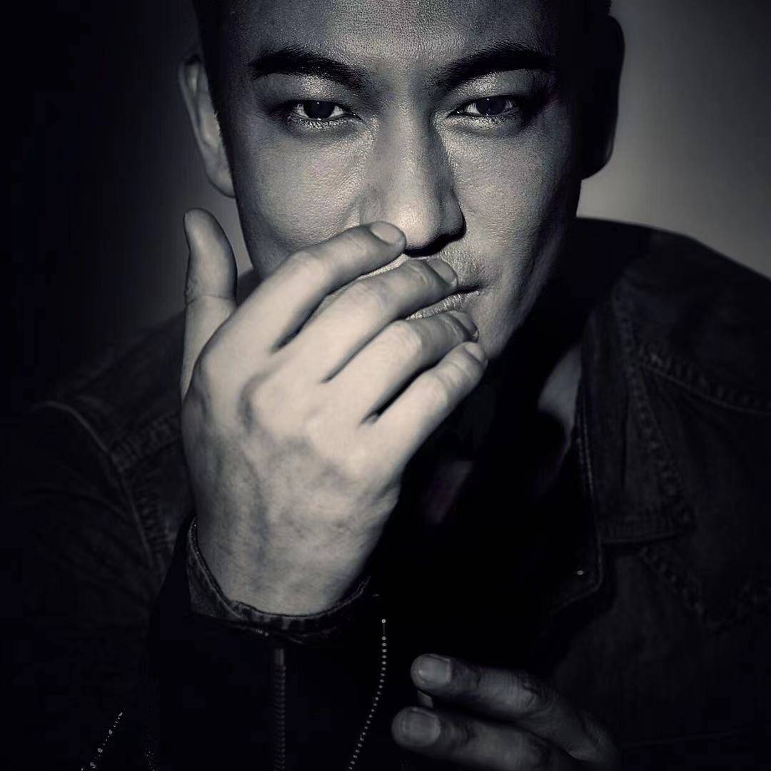 刘飞鸣深情的嗓音,收放自如的演唱,将《终究》里各