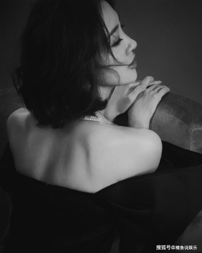 原创唐艺昕当妈后更性感黑色晚礼服大秀曲线真被张若昀宠成小公主