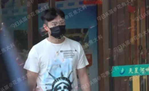 相声馆赔钱到倒闭,直播卖酒满屏尴尬,事业不行他投身爱情?