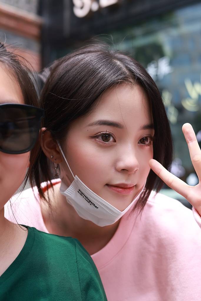 欧阳娜娜粉卫衣牛仔裤有活力 和粉丝合影可爱托腮