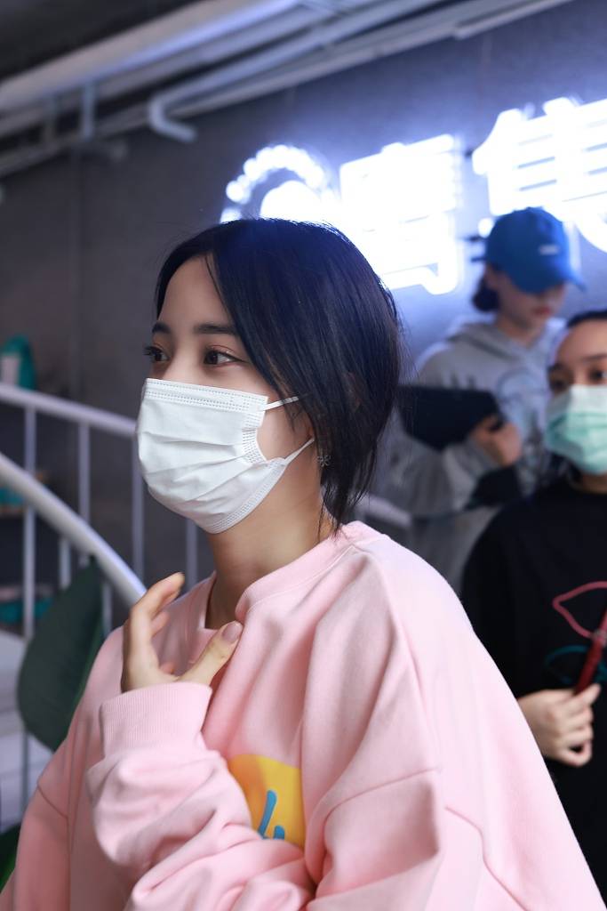 欧阳娜娜粉卫衣牛仔裤有活力 和粉丝合影可爱托腮