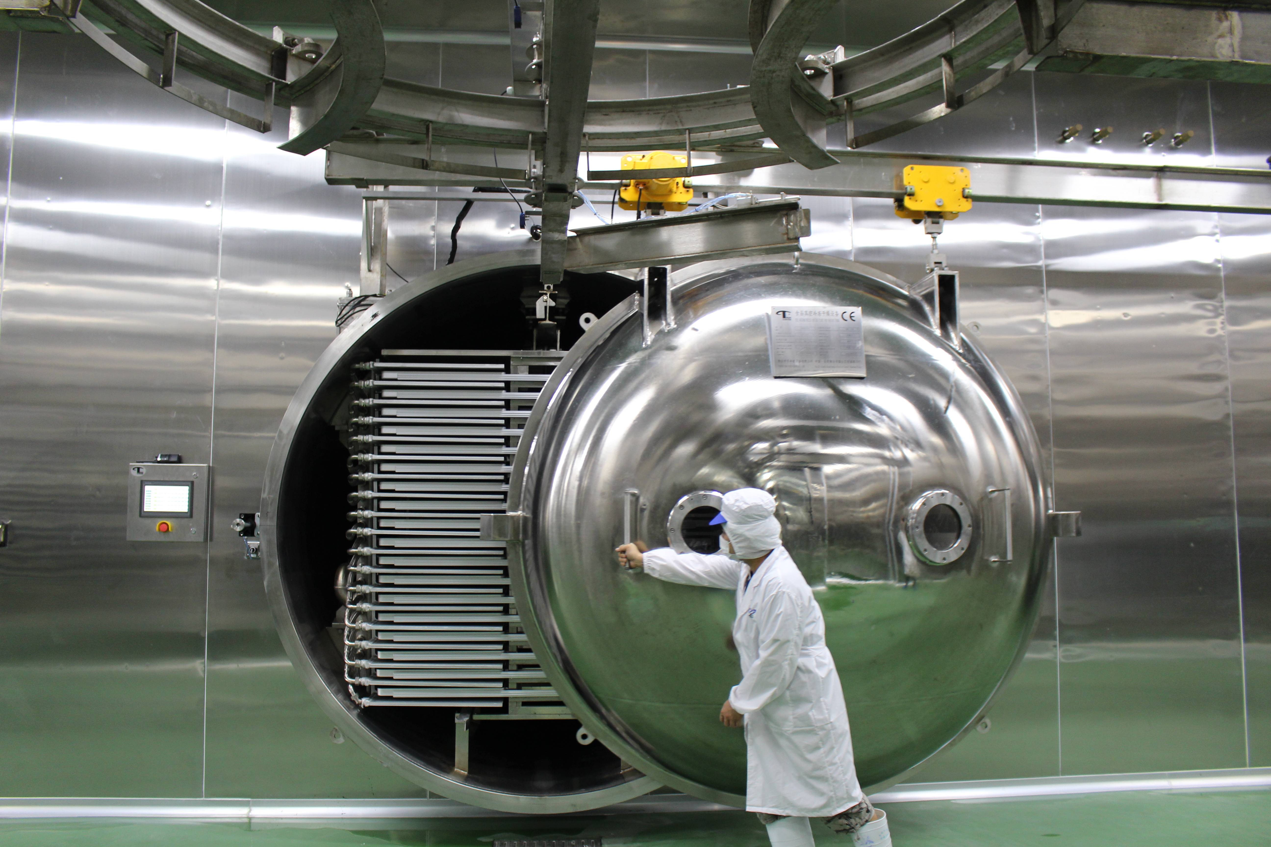 冻干车间设备控制室白色的烟雾消散,噼里啪啦的鞭 炮声逐渐停 歇