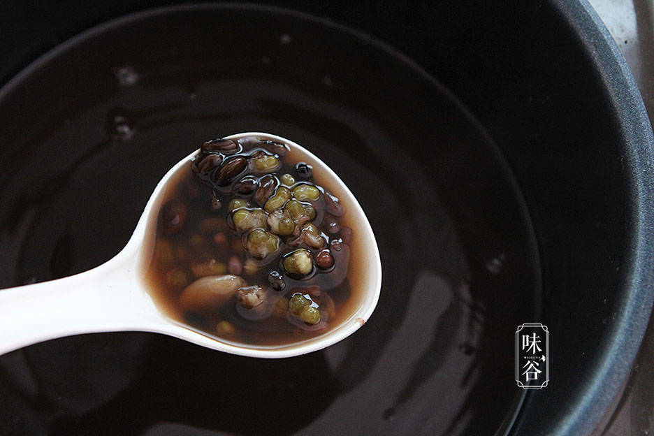 在这36度的天气里,给家人做上一锅五豆汤真是极好的,此汤清热解暑