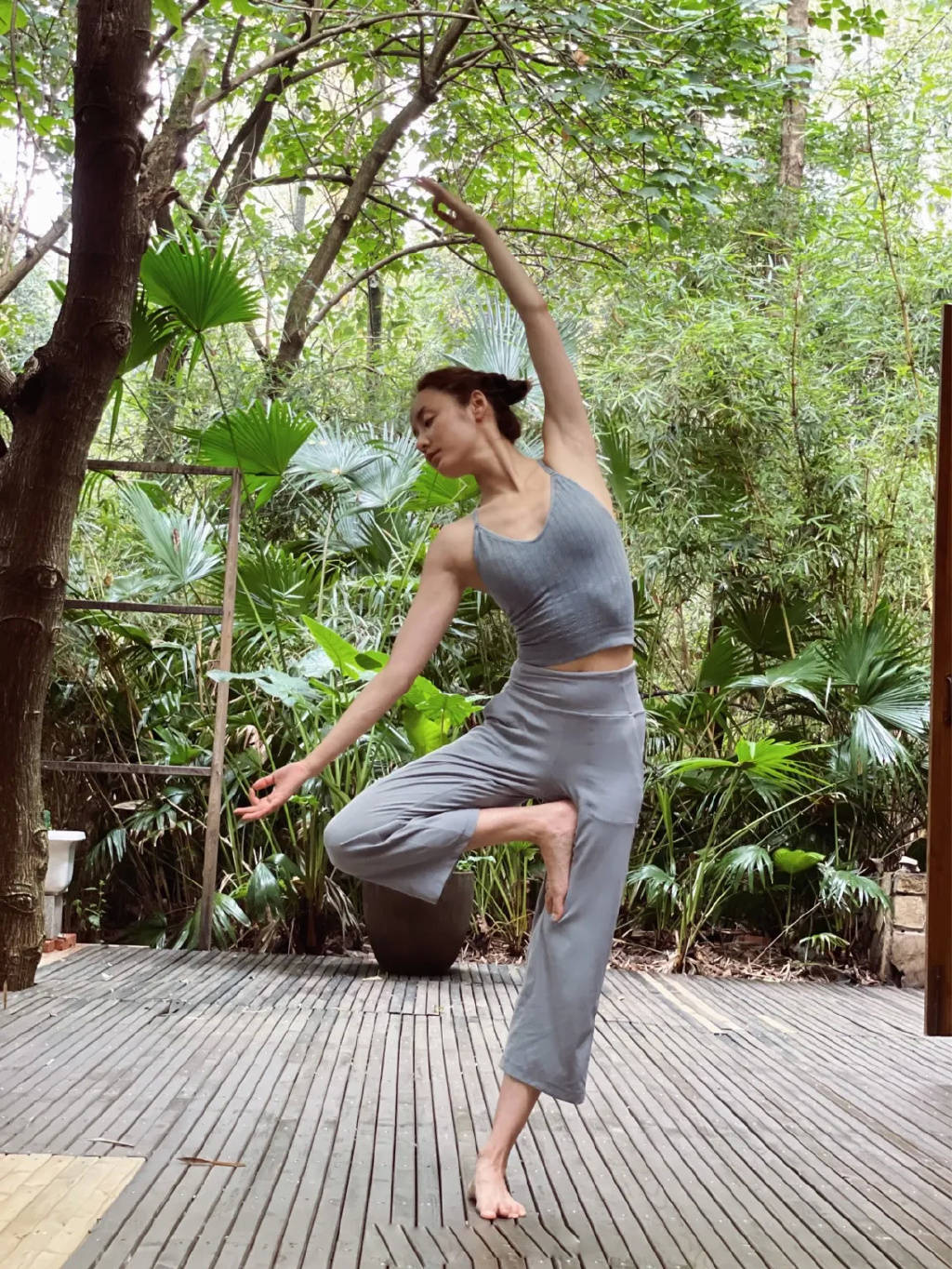 吕一做夏日户外瑜伽身材气质迷人出众