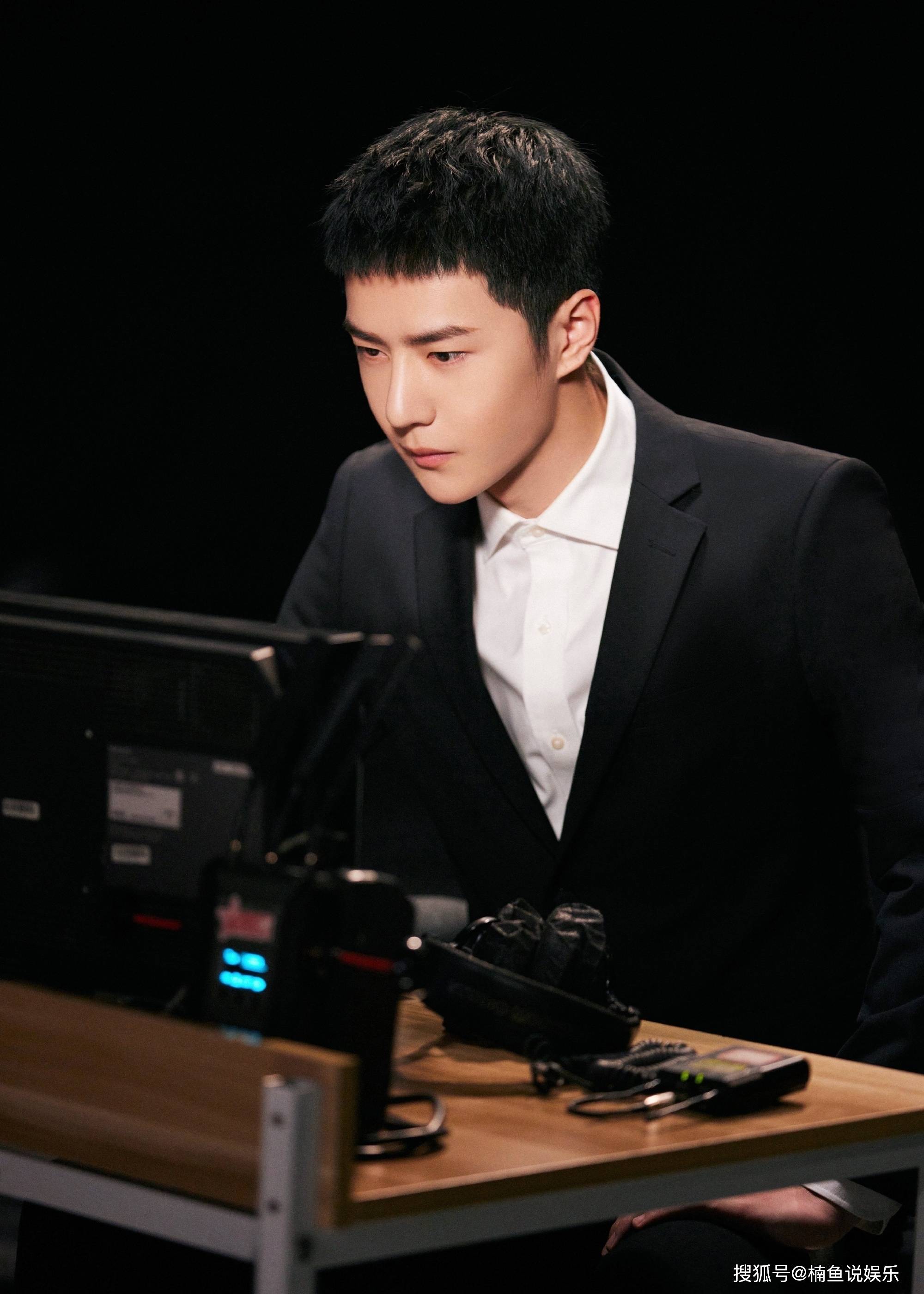 王一博参加央视晚会太迷人!寸头搭配西装一身正气,高级感满满