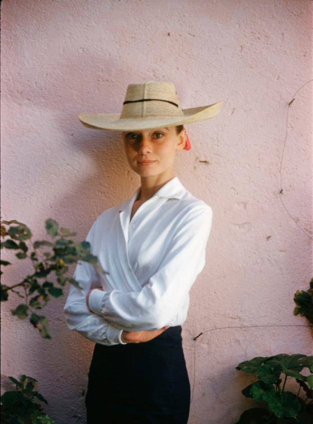 《罗马假日》奥黛丽赫本白衬衫 半裙,才是女人最高级的简约穿搭