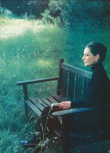 罗马假日奥黛丽赫本白衬衫半裙才是女人最高级的简约穿搭