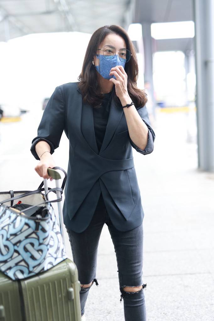 霍汶希西装外套搭配破洞修身牛仔裤现身机场