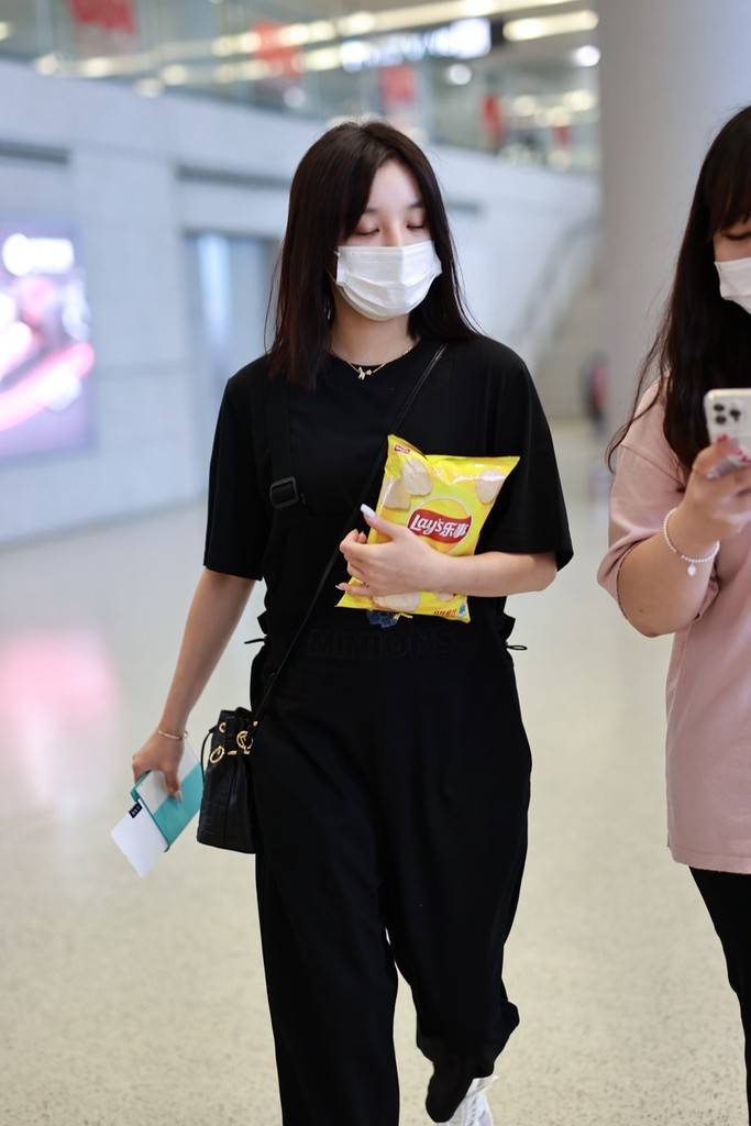 宋雨琦口罩遮面低调现身机场