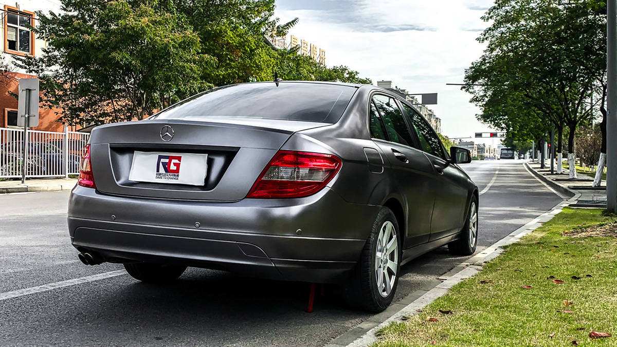 贴膜,小编今天给大家推出的是全网最新的奔驰c180车身改色膜电光碳灰