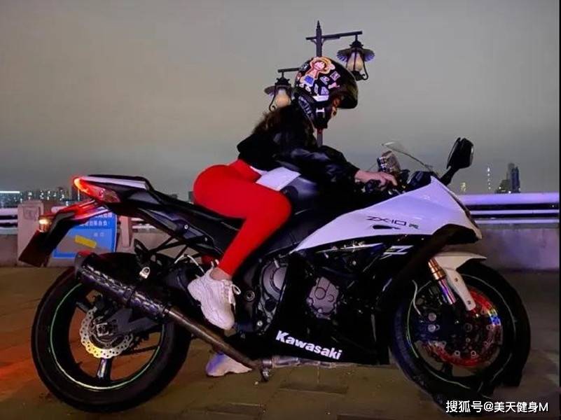 健身女教練秀身材，評論區畫風清奇，這身材美翻了 健身減肥達人 第5张