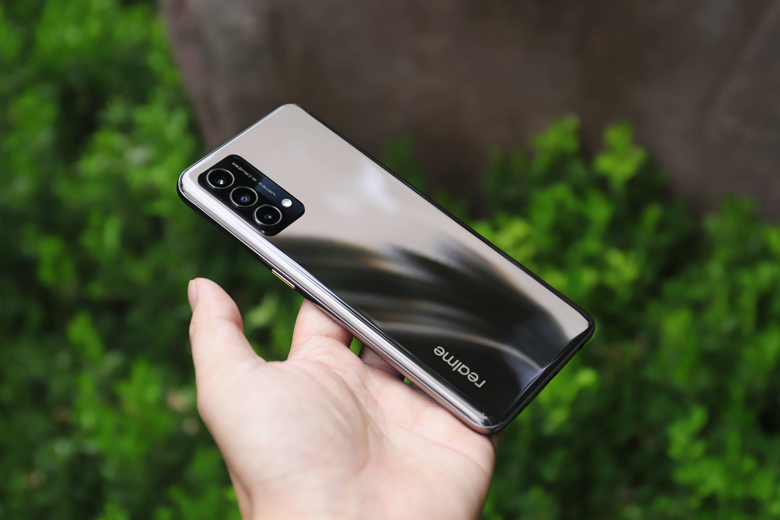 高颜值 50w闪充:真我q3 pro狂欢版大内存版来了