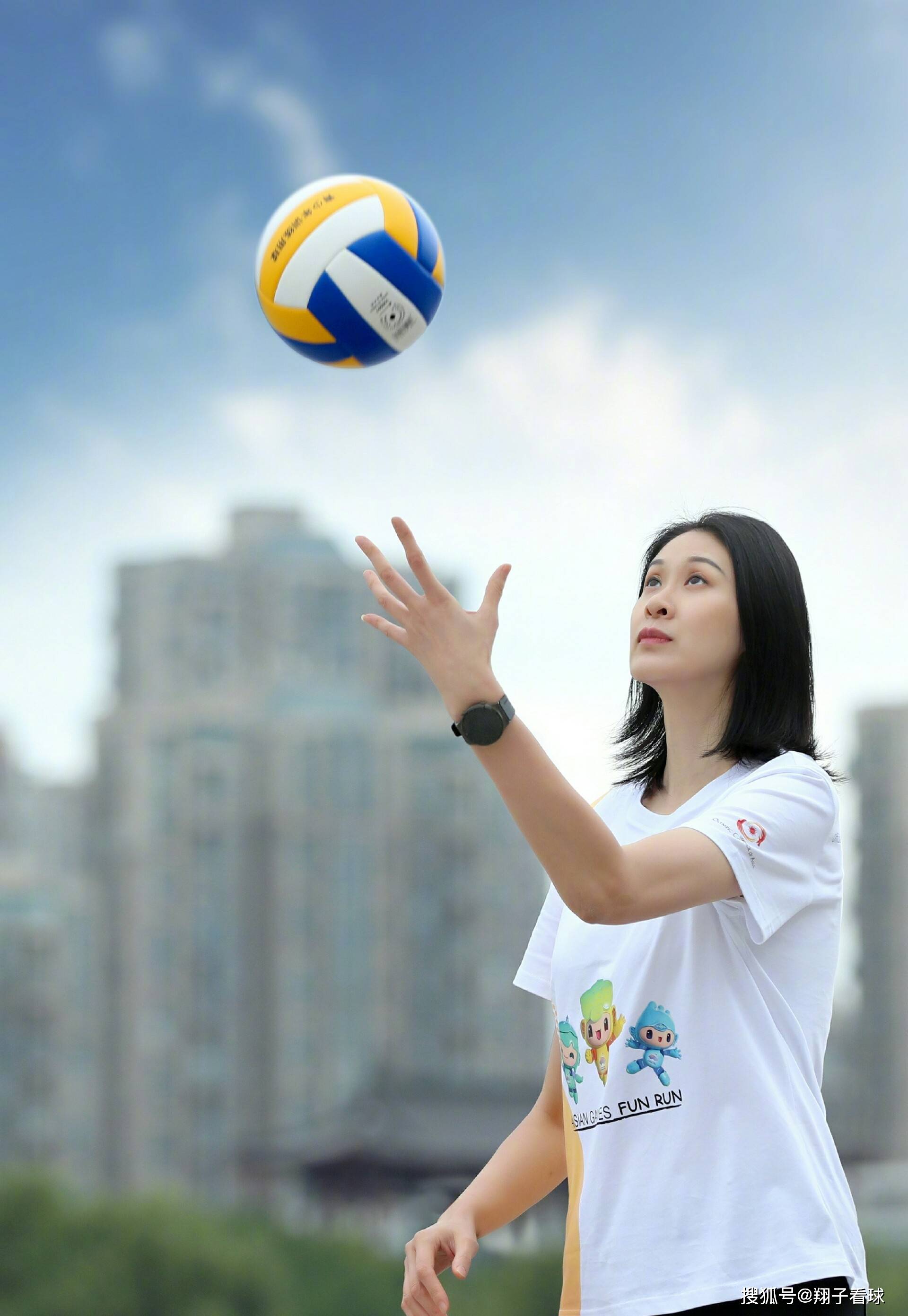 美女副攻著书讲述女排心路历程,成功转型,痴迷写作享受单身生活_排球