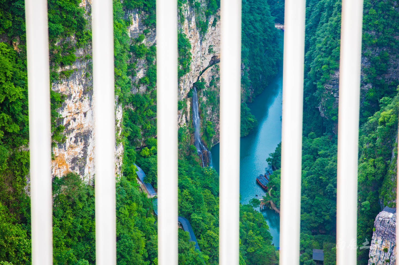 走在世界上最高最长的玻璃桥，看下去就是深渊，你会腿软吗