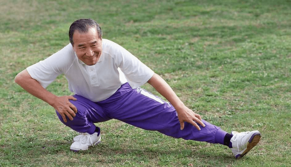 花甲老人健步如飞身强体壮问其原因正是至三通