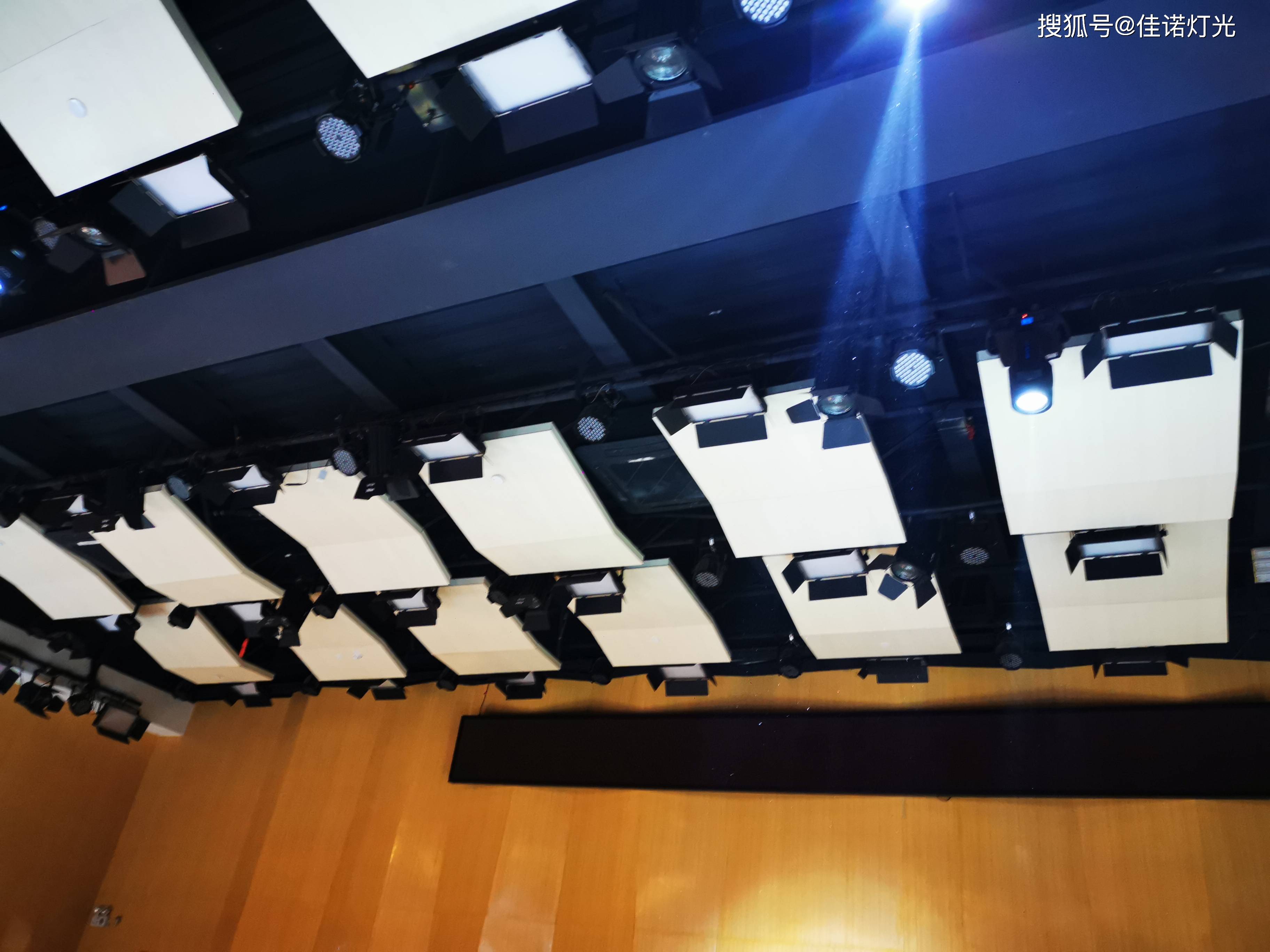 LED聚光灯与LED三基色柔光灯-搜狐大视野-搜狐新闻
