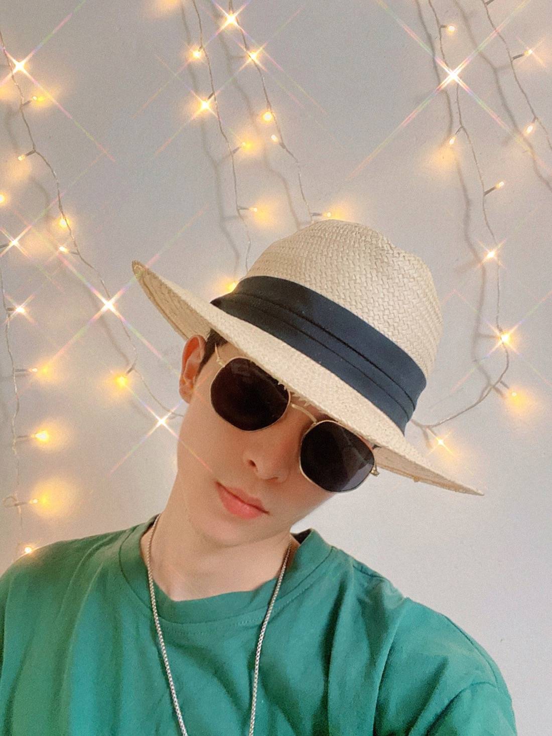 几张|男士时尚丨夏季！绿色T恤在霓虹灯下留影！