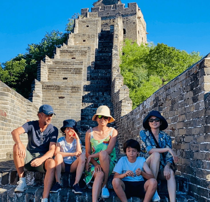 照片中吕燕的外籍老公胡子拉碴身形壮实,混血儿子五官精致帅气可爱.