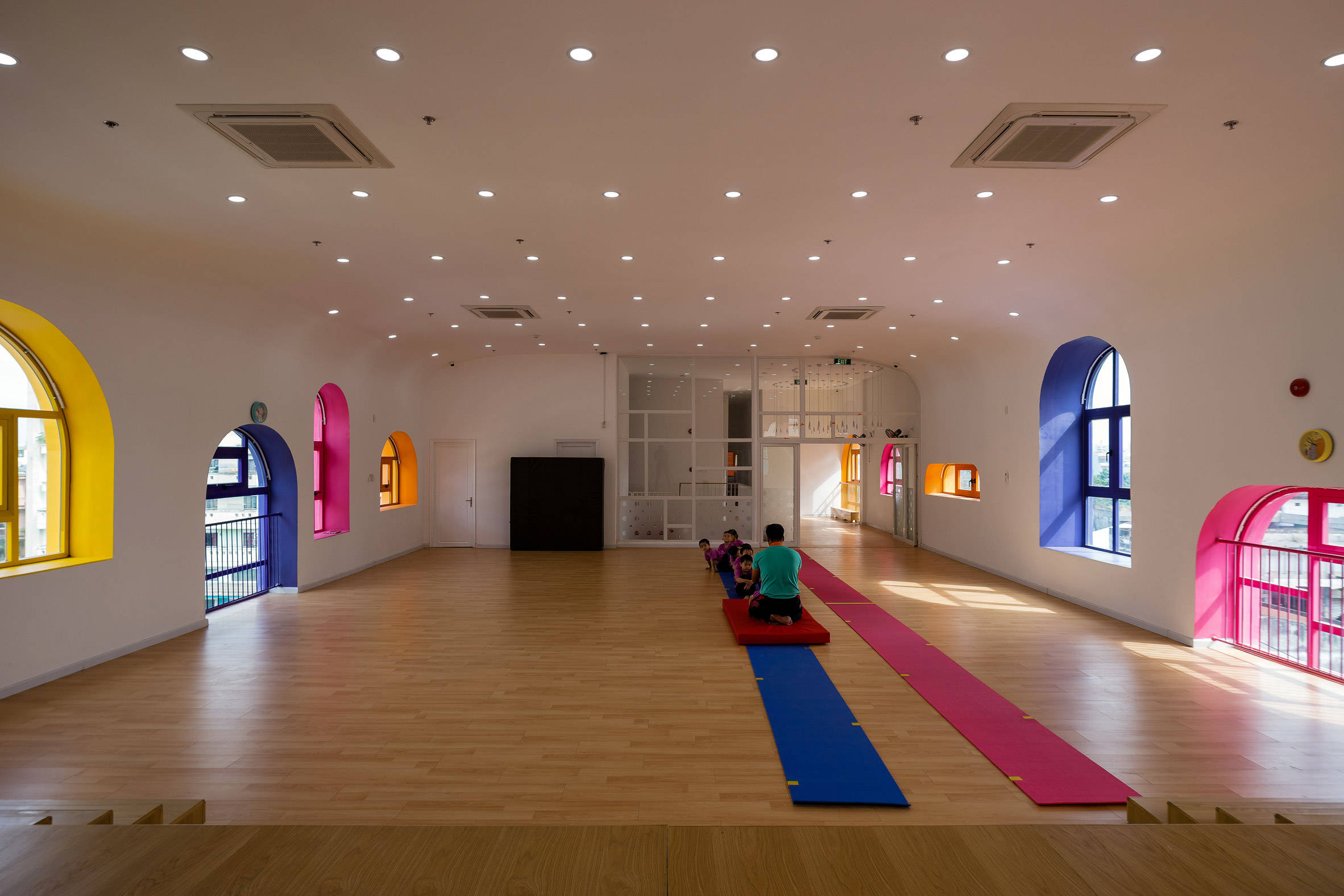 幼儿园设计分享|彩色不规则窗户的设计,多彩且有趣